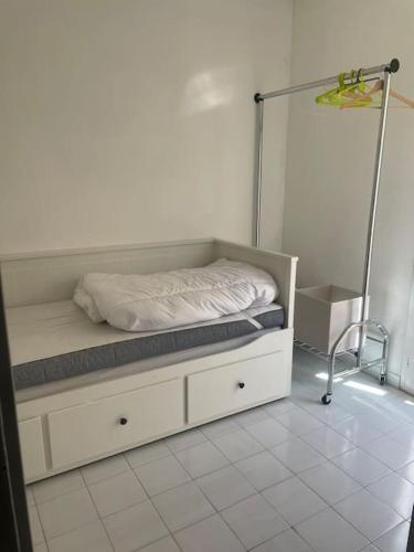 Ce lit se trouve dans un dortoir doté d'un sol blanc. dans l'établissement Sunrise, au Cap d'Agde