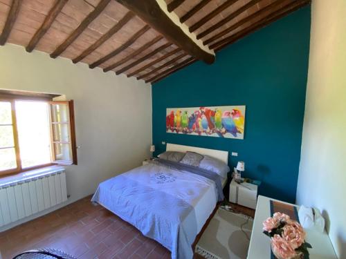 Tuscan Countryside Farm Charm by Sea N' Rent tesisinde bir odada yatak veya yataklar