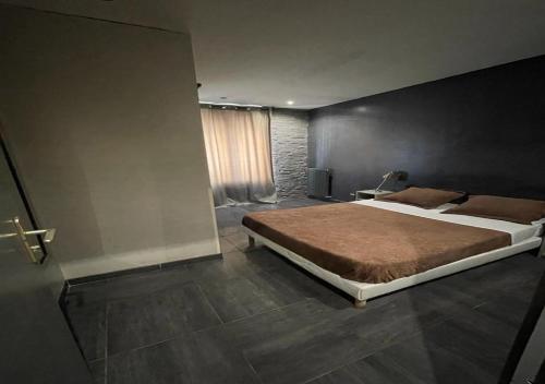 パリにあるLPL パリ ホテルのベッドルーム1室(大型ベッド1台付)
