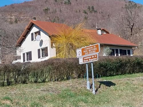 un panneau de rue devant une maison dans l'établissement Maison de montagne, à Saint Firmin