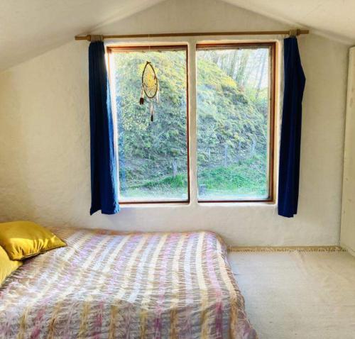 a bedroom with a bed and a window at Natur Kunst Ferienhaus in Neu Darchau