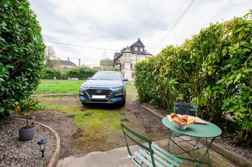 a car parked in a yard with a table at The Great Wave, appartement calme avec terrasse et parking gratuit in Ban-Saint-Martin