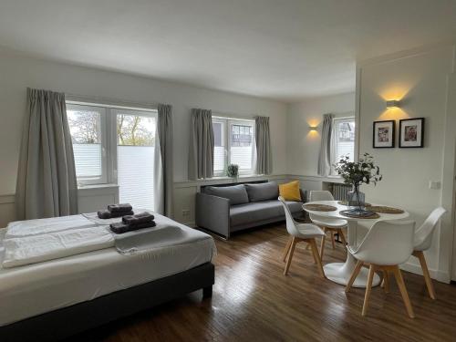 1 dormitorio con 1 cama y sala de estar en Die zwei Löwen Ferienwohnungen, en Winterberg