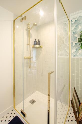 a shower with a glass door in a bathroom at The Great Wave, appartement calme avec terrasse et parking gratuit in Ban-Saint-Martin