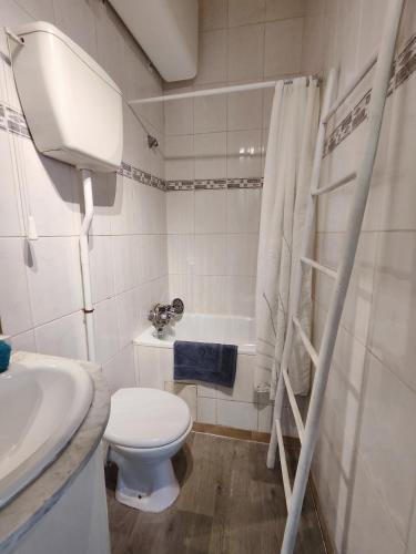 une salle de bain avec toilettes, lavabo et baignoire dans l'établissement Charming Parisian studio!, à Paris