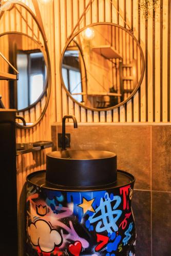 une salle de bain avec un lavabo et un miroir dans l'établissement Studio Bagatelle Deauville, à Deauville