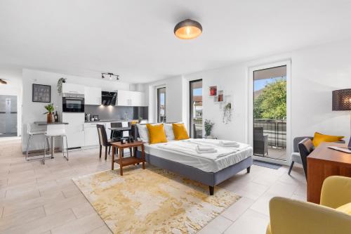 a large living room with a bed and a kitchen at Amelie chez Inez in Radolfzell am Bodensee