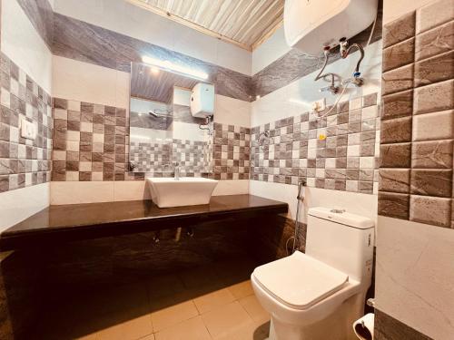 bagno con lavandino e servizi igienici di Manali Castle - Wonder Hill a Manāli