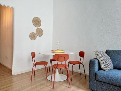 un salon avec une table, des chaises et un canapé dans l'établissement Appartement Hyper Central - Spacieux & Confortable - Les Frères de la Loc', à Marseille