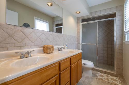 een badkamer met een wastafel en een douche bij Cozy 3BR Home - Steps from the Shore in Brigantine