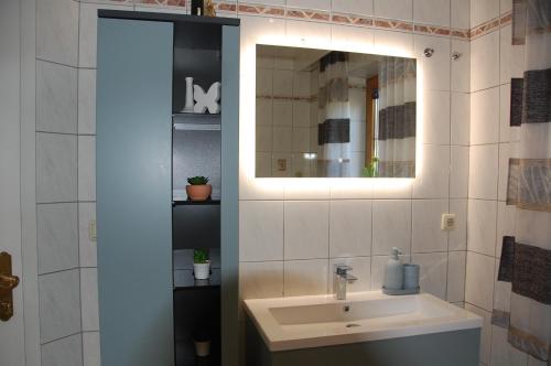 La salle de bains est pourvue d'un lavabo et d'un miroir. dans l'établissement Haus hart im Zillertal 6 personen, à Hart im Zillertal