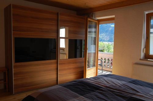 - une chambre avec un grand placard en bois et une grande fenêtre dans l'établissement Haus hart im Zillertal 6 personen, à Hart im Zillertal