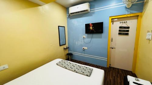 ein Zimmer mit einem Krankenhauszimmer mit einem Zimmer in der Unterkunft The Little Peaceful Cozy Home ! Aadhish Homestay in Varanasi