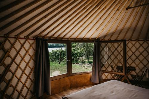 ein Schlafzimmer mit einem Fenster in einer Jurte in der Unterkunft Jurta a Duna-parton in Zebegény