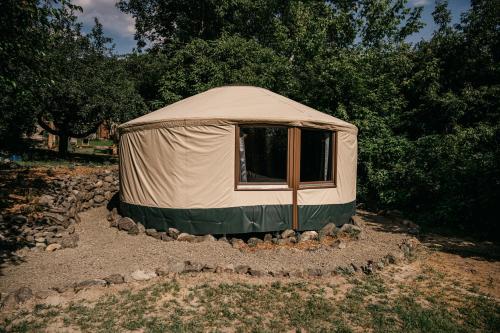 una tenda in mezzo a un campo di Jurta a Duna-parton a Zebegény
