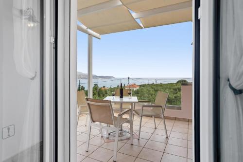 Balkoni atau teres di Sea view villa Manolis with private pool near the beach