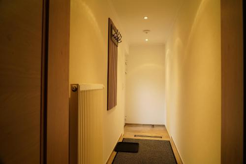 um corredor com uma porta e um tapete no chão em Ferienwohnung Thulbatal em Oberthulba