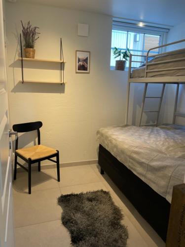 เตียงสองชั้นในห้องที่ Nybyggt hus med brygga
