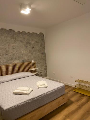 una camera da letto con un letto e due asciugamani di Appartamento Scaligeri a Venzone