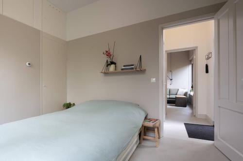 Een bed of bedden in een kamer bij Cozy Dutch Delight Apartment