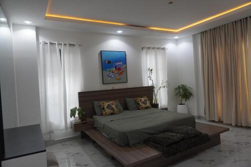 een slaapkamer met een groot bed in een kamer bij TodaStays Luxury Apartments in Lekki Phase 1