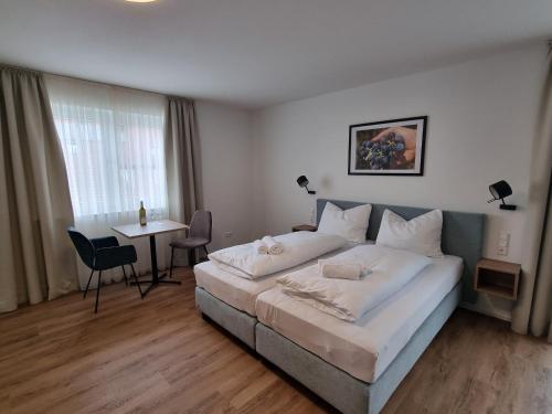Postel nebo postele na pokoji v ubytování Gästehaus und Weingut Erich Hirth
