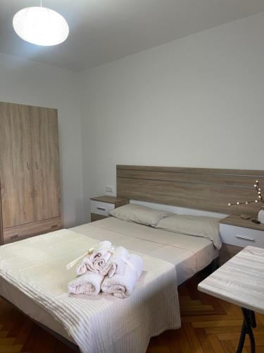 um quarto com uma cama com toalhas em Disfruta de Exclusiva habitación privada, A 5 minutos de la playa em Vigo