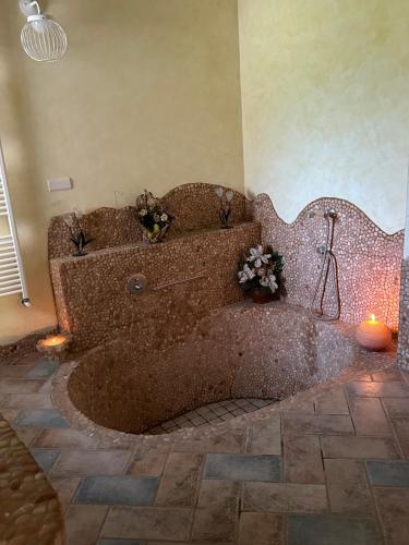 una gran bañera marrón en una habitación con luces en La Villa degli Uliveti, en Fabrica di Roma