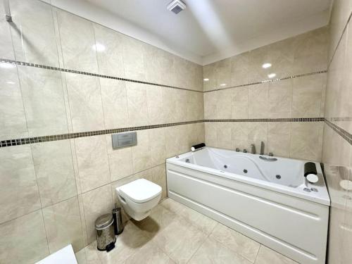 łazienka z białą wanną i toaletą w obiekcie Casita Rural Jacuzzi & Desayuno w mieście Santa Cruz de Tenerife
