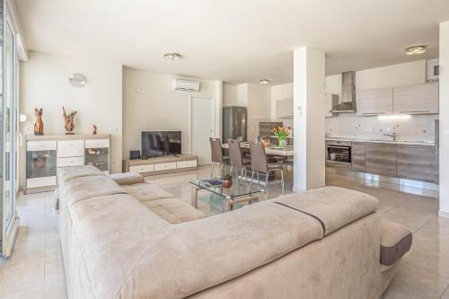 AP 6+2 in one of the most luxury building in Omis