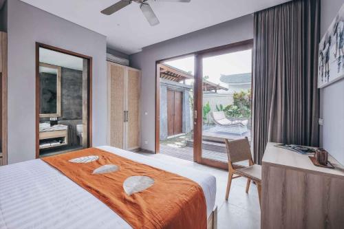 Postel nebo postele na pokoji v ubytování Daun Lebar Villas