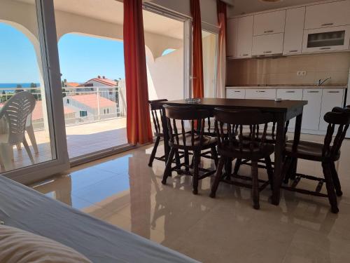 Cuisine ou kitchenette dans l'établissement Gordy Hart of the Center Novalja with Pool