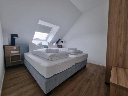 Postel nebo postele na pokoji v ubytování Gästehaus und Weingut Erich Hirth