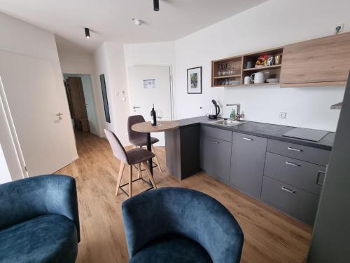 Kuchyň nebo kuchyňský kout v ubytování Gästehaus und Weingut Erich Hirth