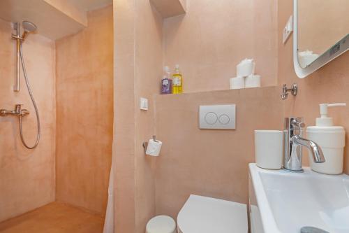 ein Badezimmer mit Dusche, Toilette und Waschbecken in der Unterkunft Apartment Potkova in Dubrovnik