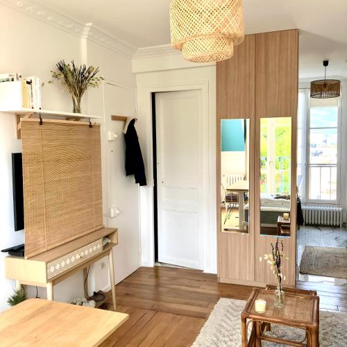 - un salon avec un piano et une table dans l'établissement Amazing Sacre-Coeur views in Montmartre, à Paris