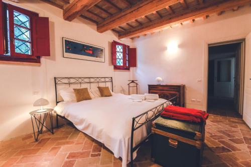 ein Schlafzimmer mit einem großen Bett in einem Zimmer in der Unterkunft Villa Montefiore Country Resort in Borghetto