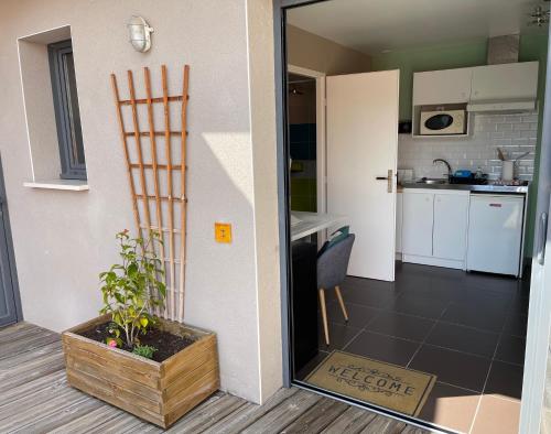 ein kleines Apartment mit einem Spiegel und einer Küche in der Unterkunft Le Studio de Vasconia in Muret