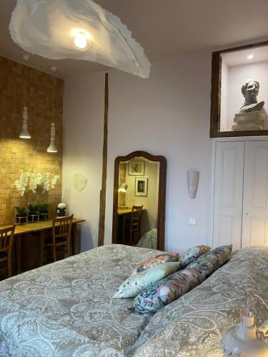 ein Schlafzimmer mit einem Bett mit Kissen darauf in der Unterkunft Domaine de la Besse in Célon
