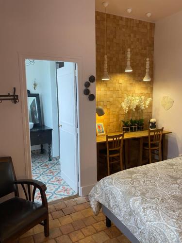 - une chambre avec une table et une salle à manger dans l'établissement Domaine de la Besse, à Célon