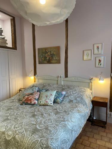 ein Schlafzimmer mit einem Bett mit zwei Kissen darauf in der Unterkunft Domaine de la Besse in Célon