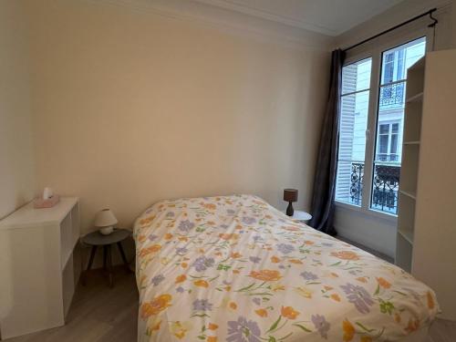 une chambre avec un lit et une fenêtre dans l'établissement 3 Rooms Parisian apartment, à Paris