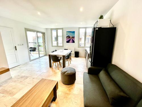 un salon avec un canapé et une table dans l'établissement MAISON LOJE, à Saint-Maximin-la-Sainte-Baume