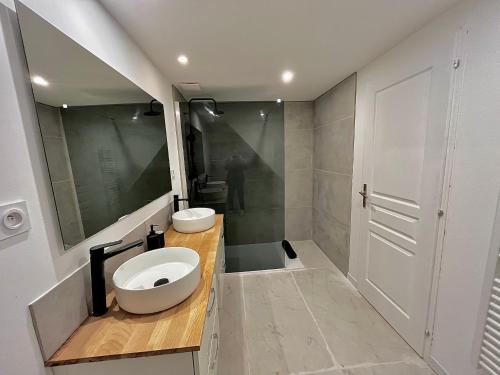 Baño con 2 lavabos y espejo en MAISON LOJE en Saint-Maximin-la-Sainte-Baume