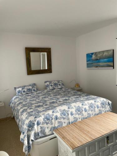 1 dormitorio con cama y espejo en la pared en Appartement Ferrera Park 408 vue mer, en Cala Ferrera