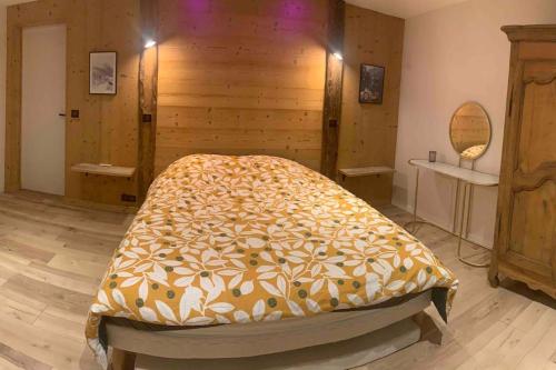 Ein Bett oder Betten in einem Zimmer der Unterkunft Vacances entre lacs et montagnes