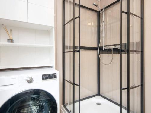 Waschmaschine und Trockner in einer Waschküche mit Glaswand in der Unterkunft Holiday home Struer XXII in Struer