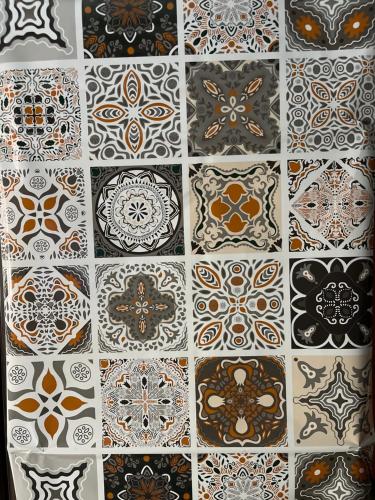 un collage de diferentes patrones de baldosas en una pared en Albania, en Pompeya
