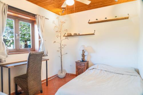 een slaapkamer met een bed, een bureau en een raam bij Villa Helda - Private Bedroom in a Shared Villa of 4 bedroom in Villaverde