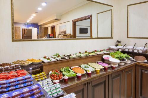 una linea a buffet con molti tipi di cibo diversi di Bender Hotel a Istanbul